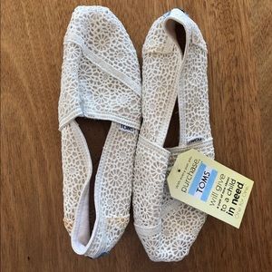 TOMS lace leaves classic slip ons